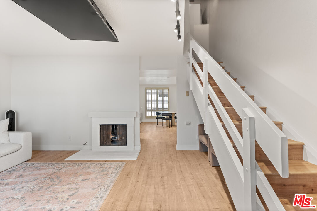 621 California Ave Unit: 2