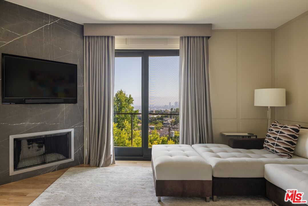 1573 Sunset Plaza Dr