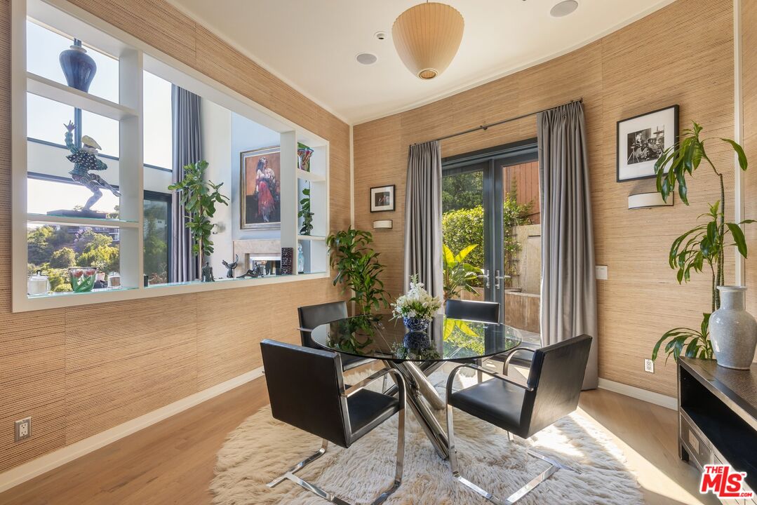 1573 Sunset Plaza Dr