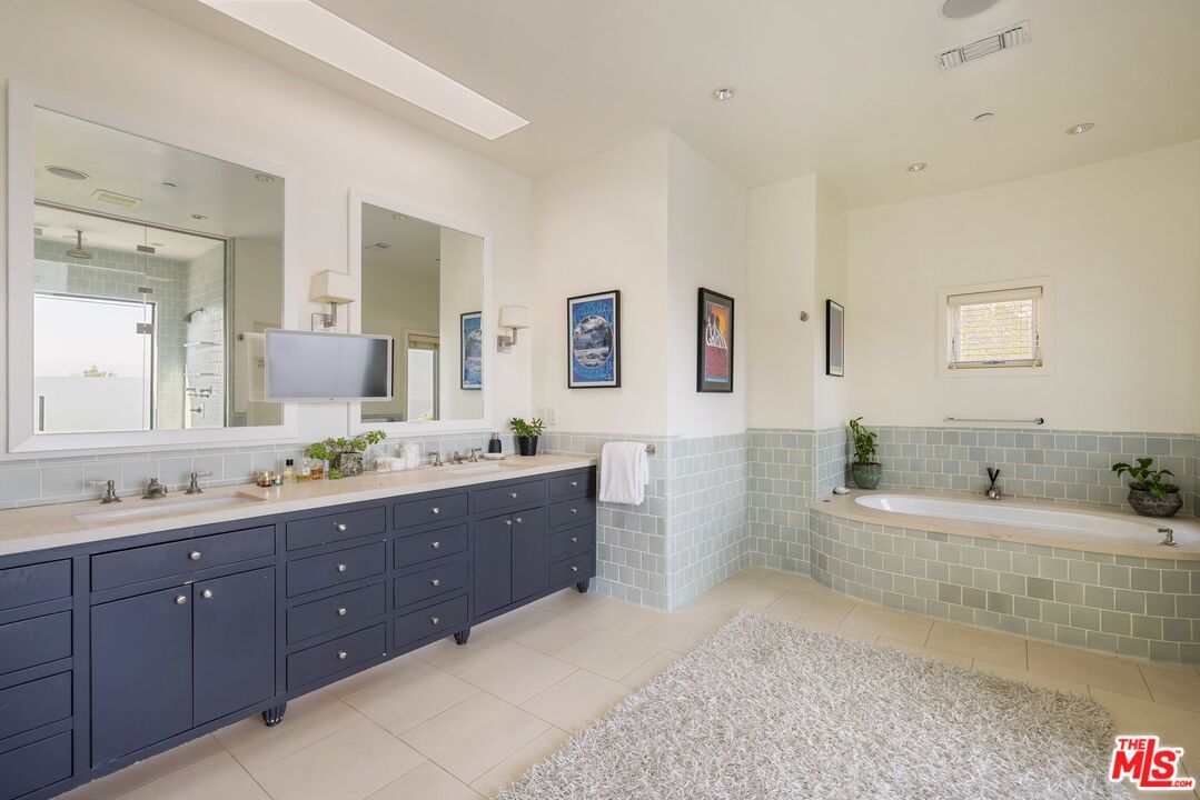 1573 Sunset Plaza Dr