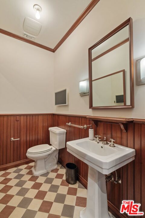 1573 Sunset Plaza Dr