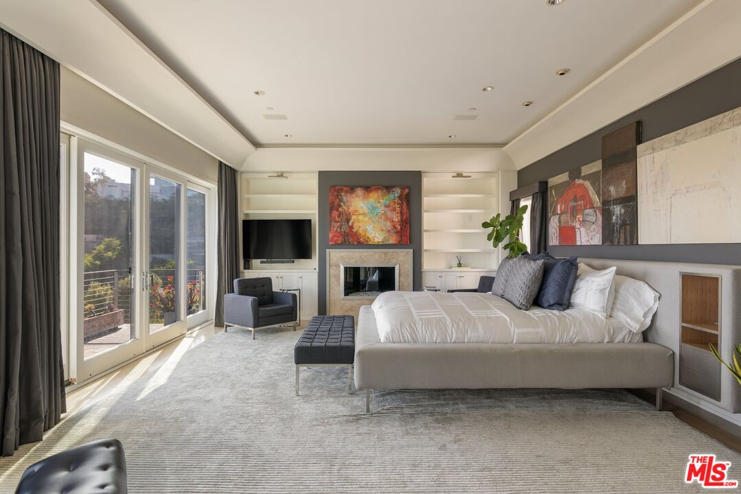 1573 Sunset Plaza Dr