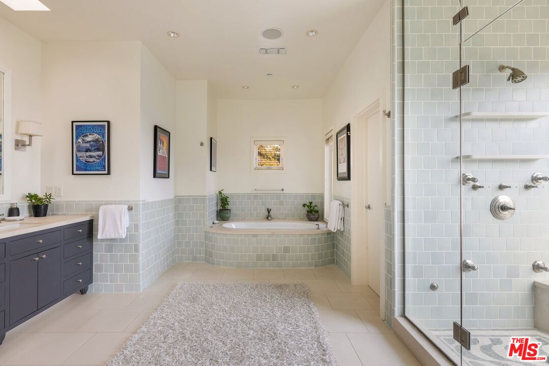 1573 Sunset Plaza Dr