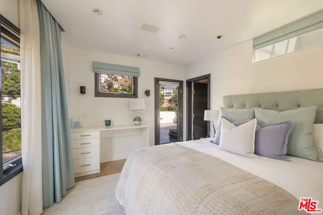 1573 Sunset Plaza Dr