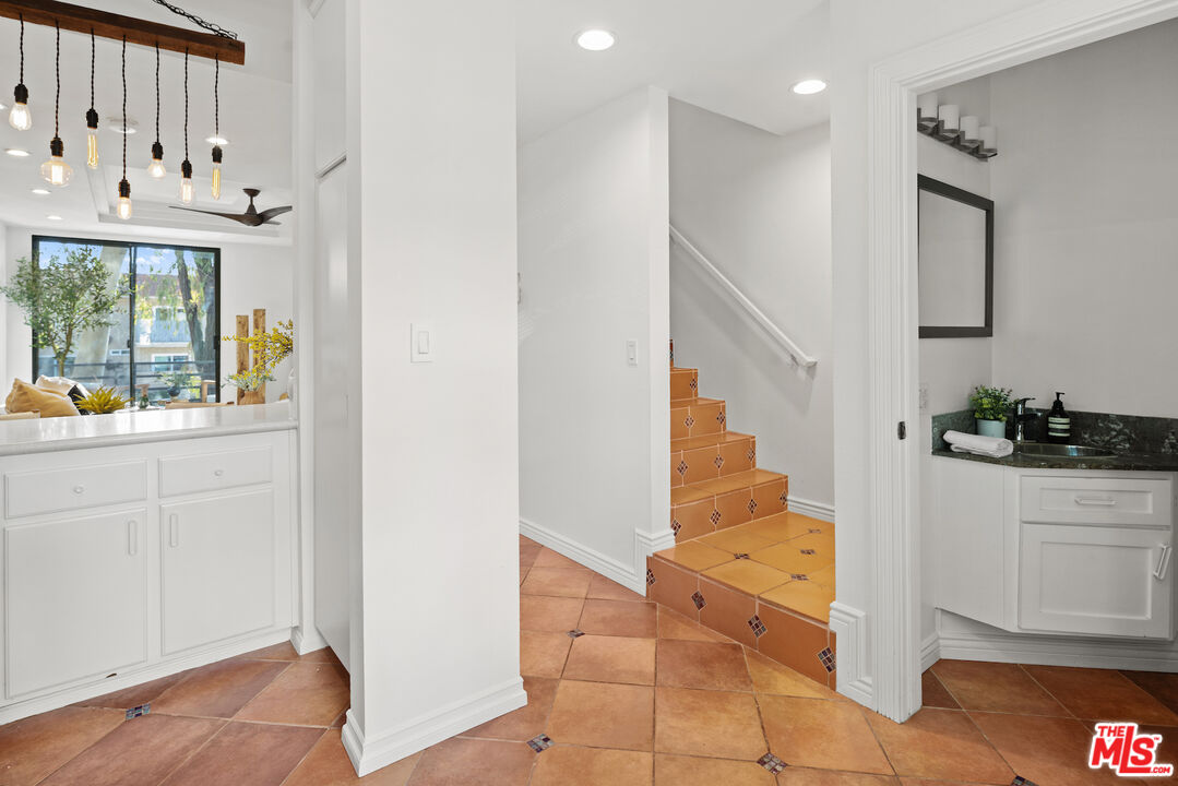 2500 Abbot Kinney Blvd Unit: 7