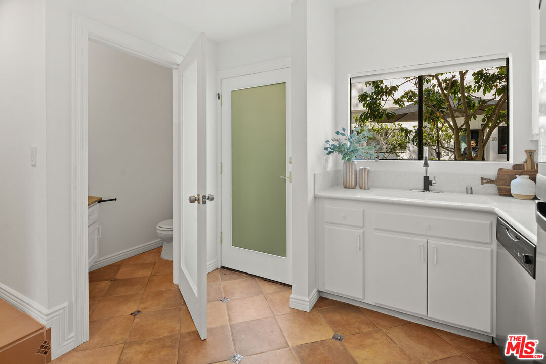 2500 Abbot Kinney Blvd Unit: 7