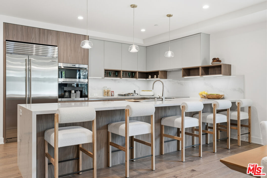 725 N Croft Ave Unit: 203