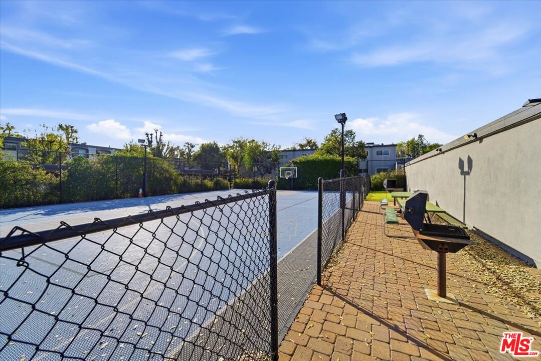 22030 Calvert St Unit: 6