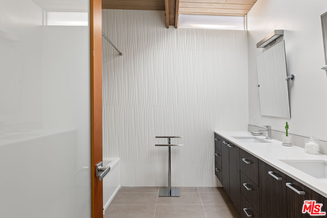 2608 Carman Crest Dr