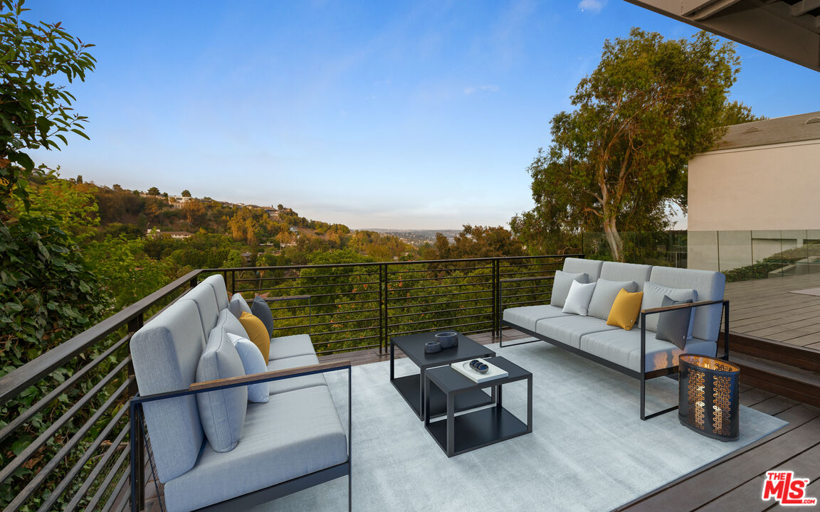 2608 Carman Crest Dr