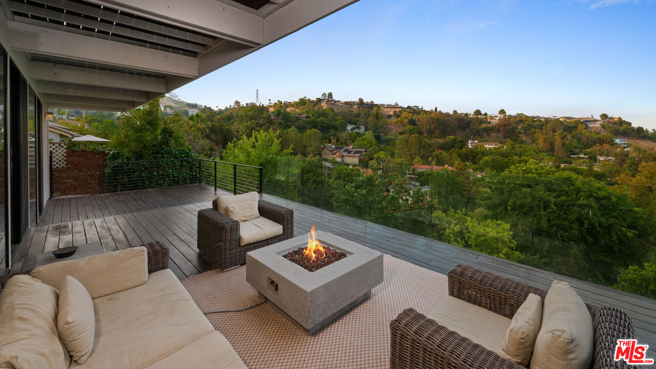 2608 Carman Crest Dr