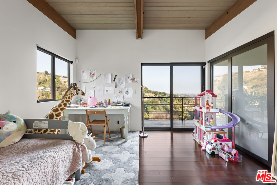 2608 Carman Crest Dr