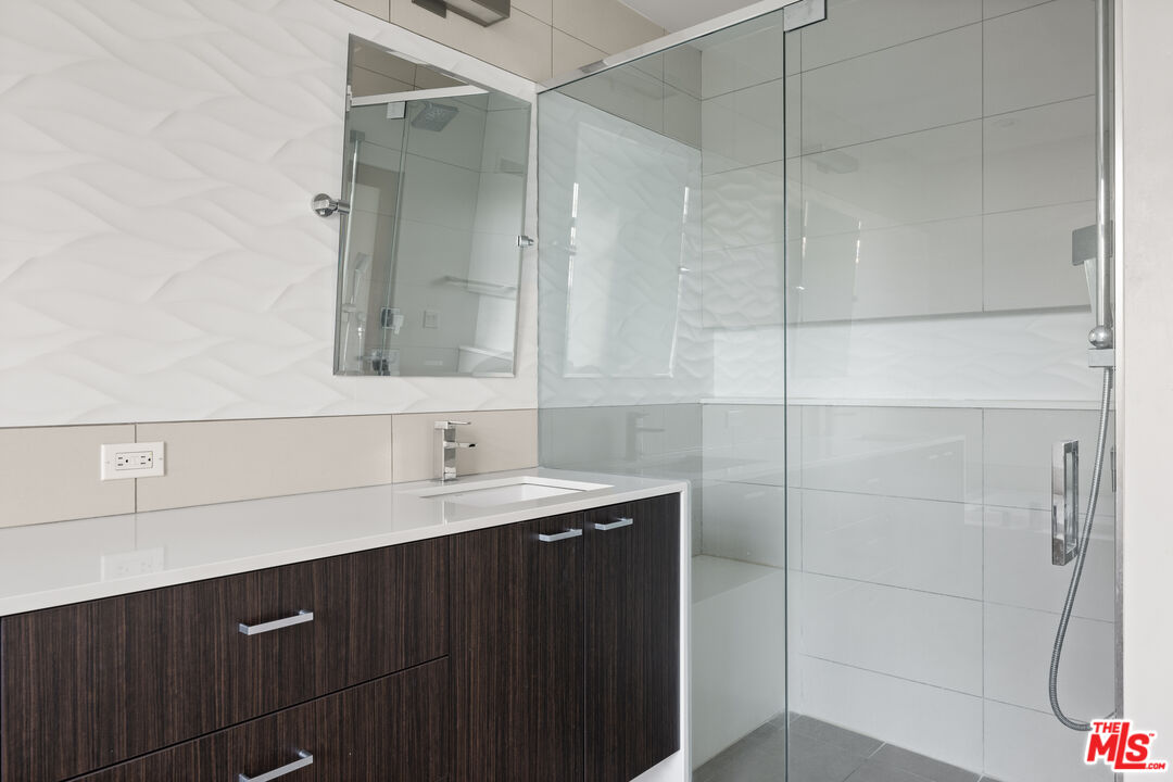 2608 Carman Crest Dr