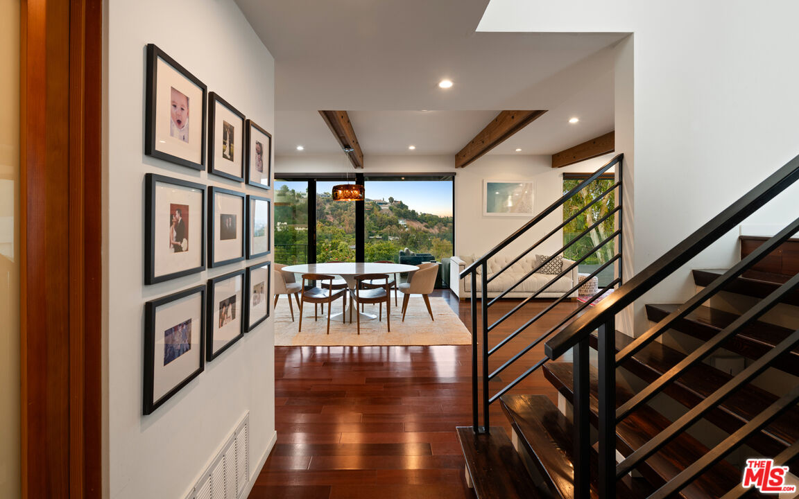 2608 Carman Crest Dr