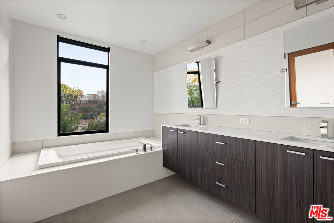 2608 Carman Crest Dr