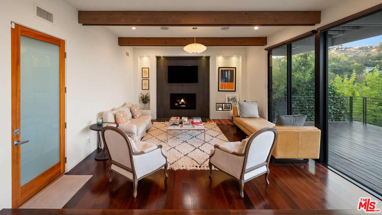 2608 Carman Crest Dr