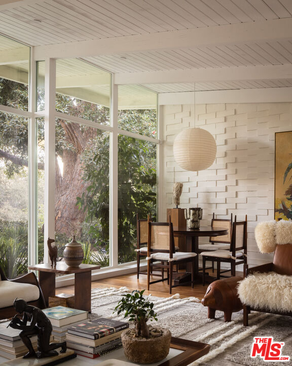 2179 Mandeville Canyon Rd