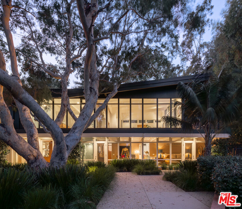 2179 Mandeville Canyon Rd