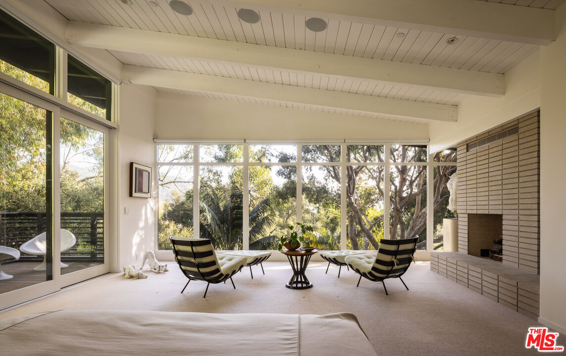 2179 Mandeville Canyon Rd