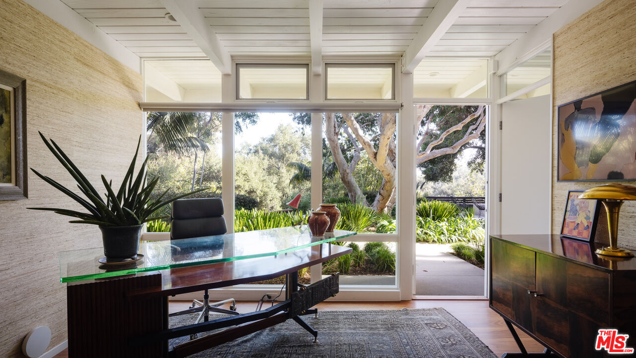 2179 Mandeville Canyon Rd