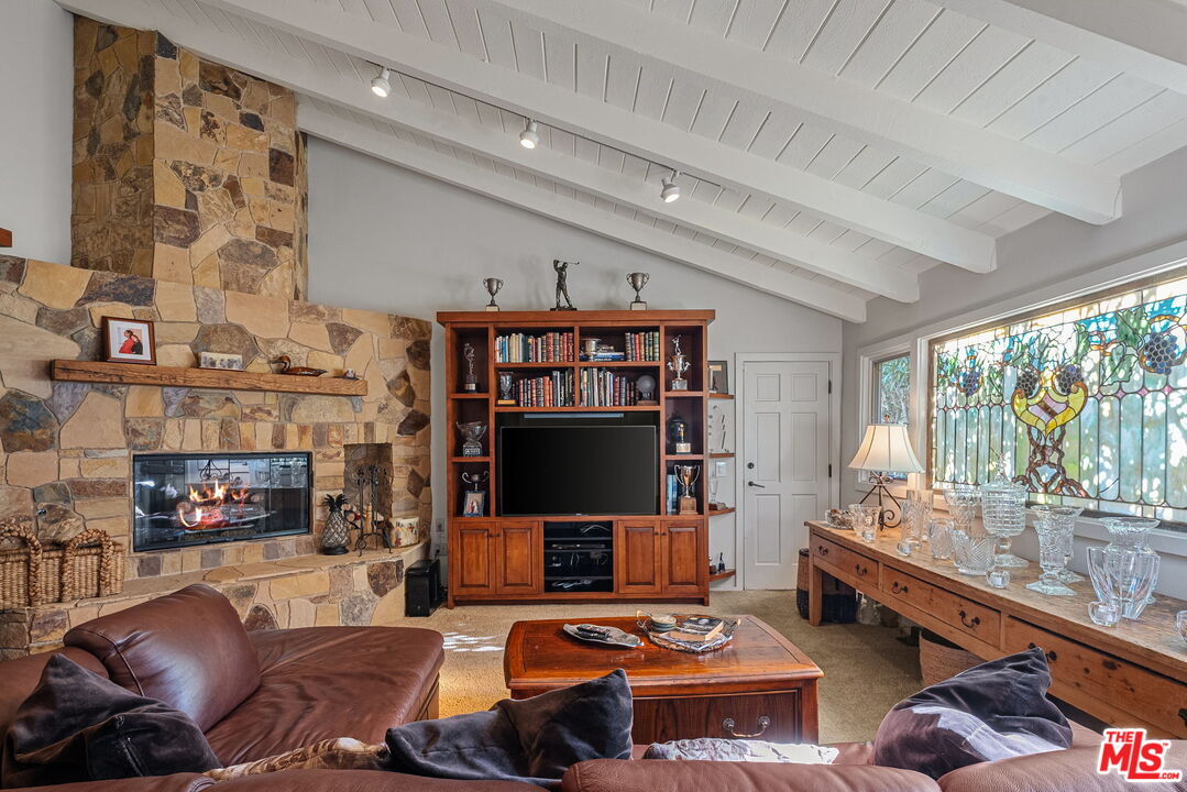 3859 Mandeville Canyon Rd