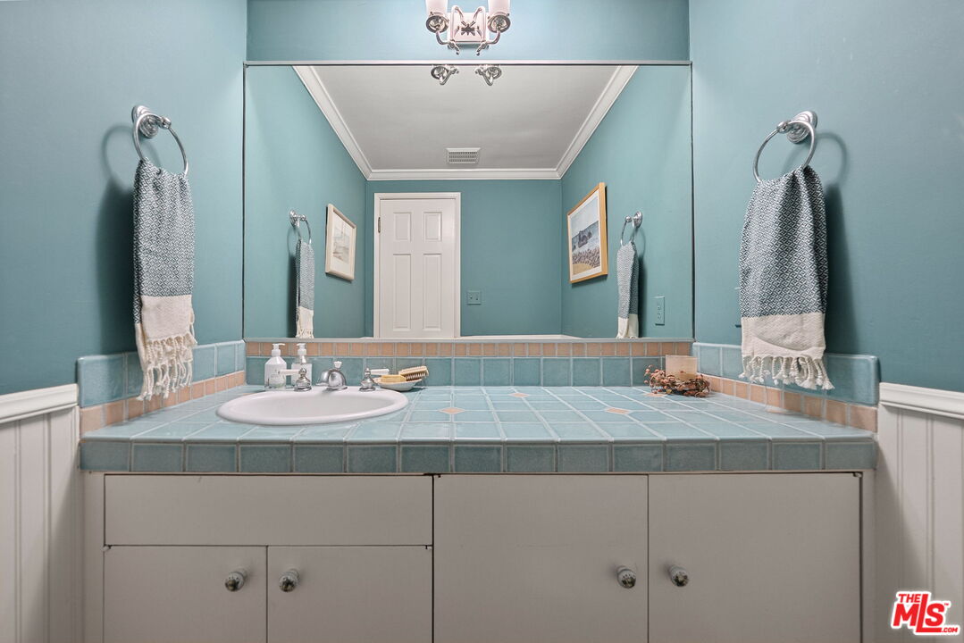 3859 Mandeville Canyon Rd