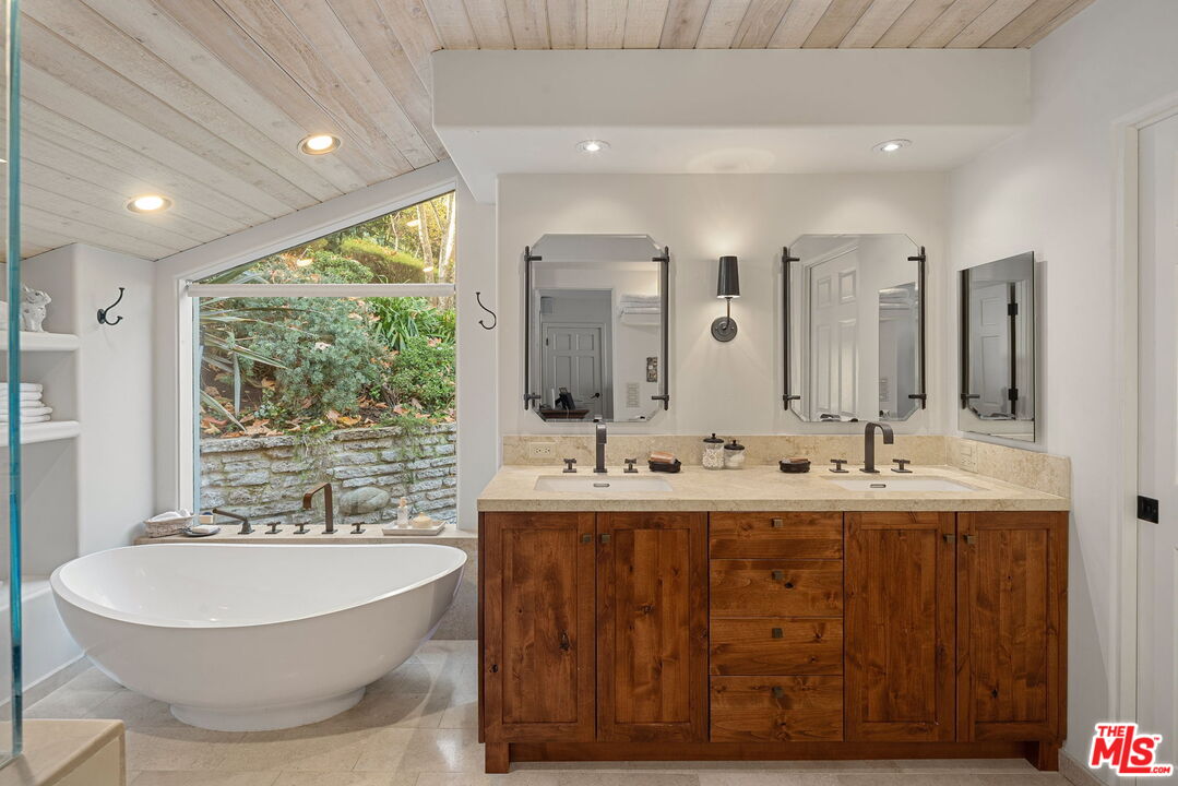 3859 Mandeville Canyon Rd