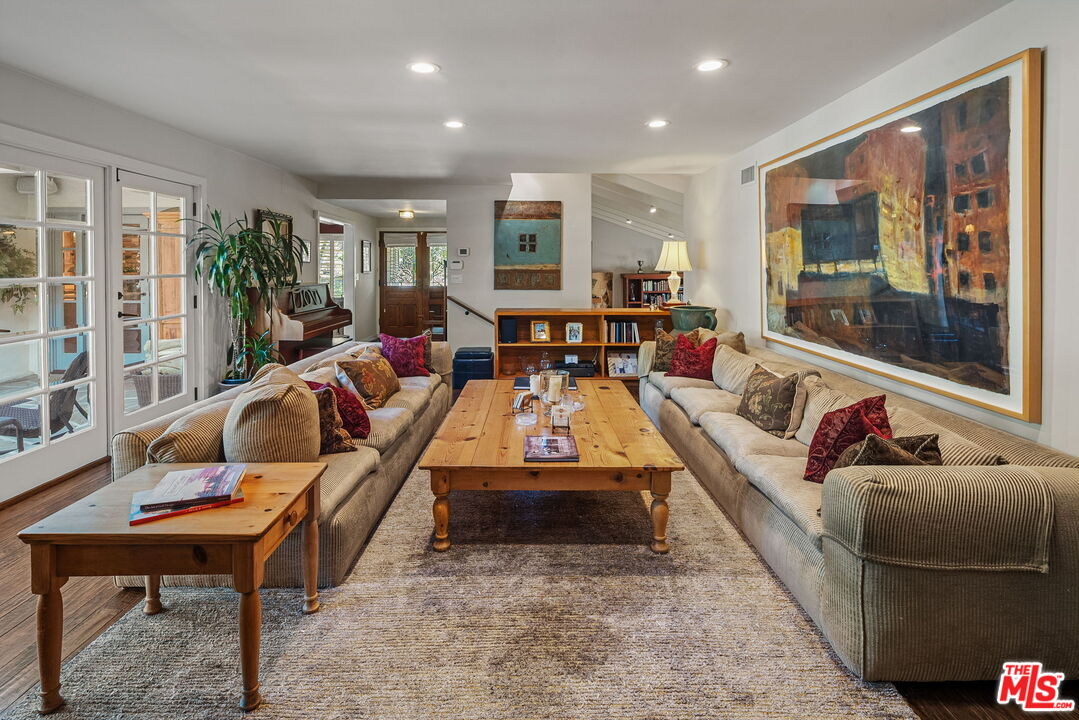 3859 Mandeville Canyon Rd