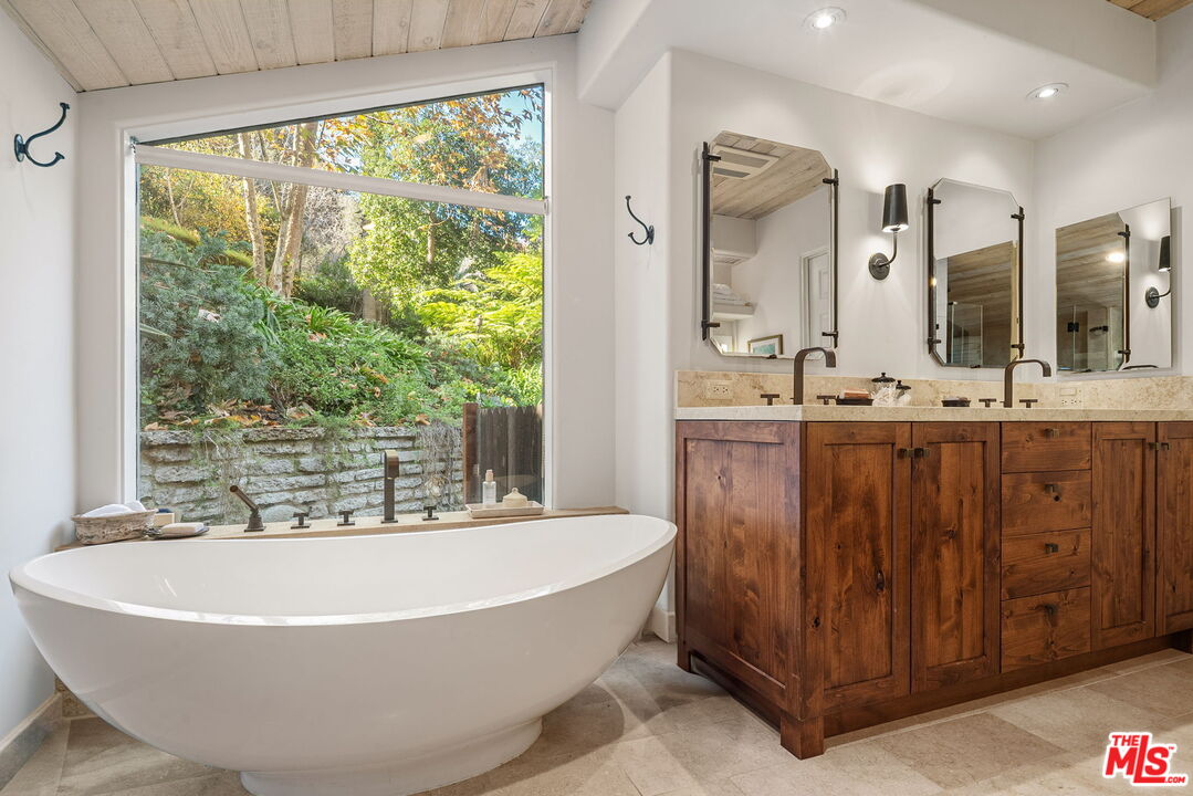 3859 Mandeville Canyon Rd