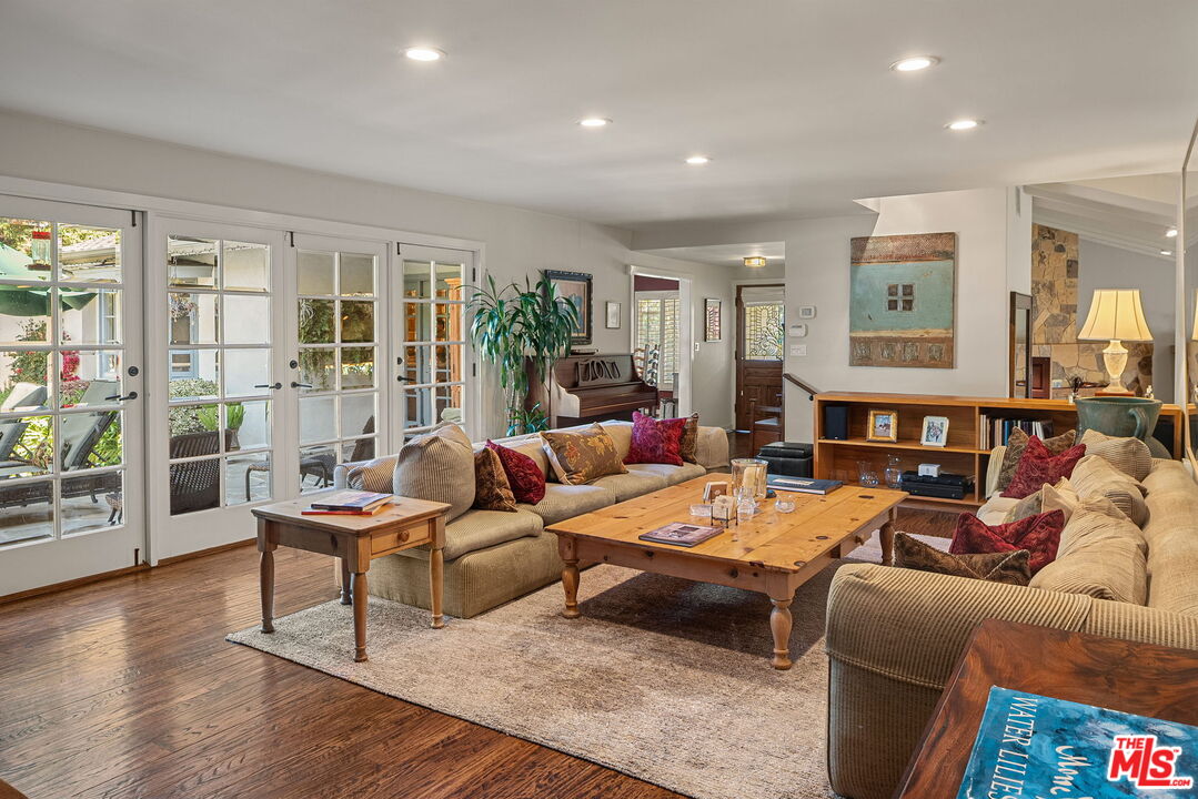 3859 Mandeville Canyon Rd