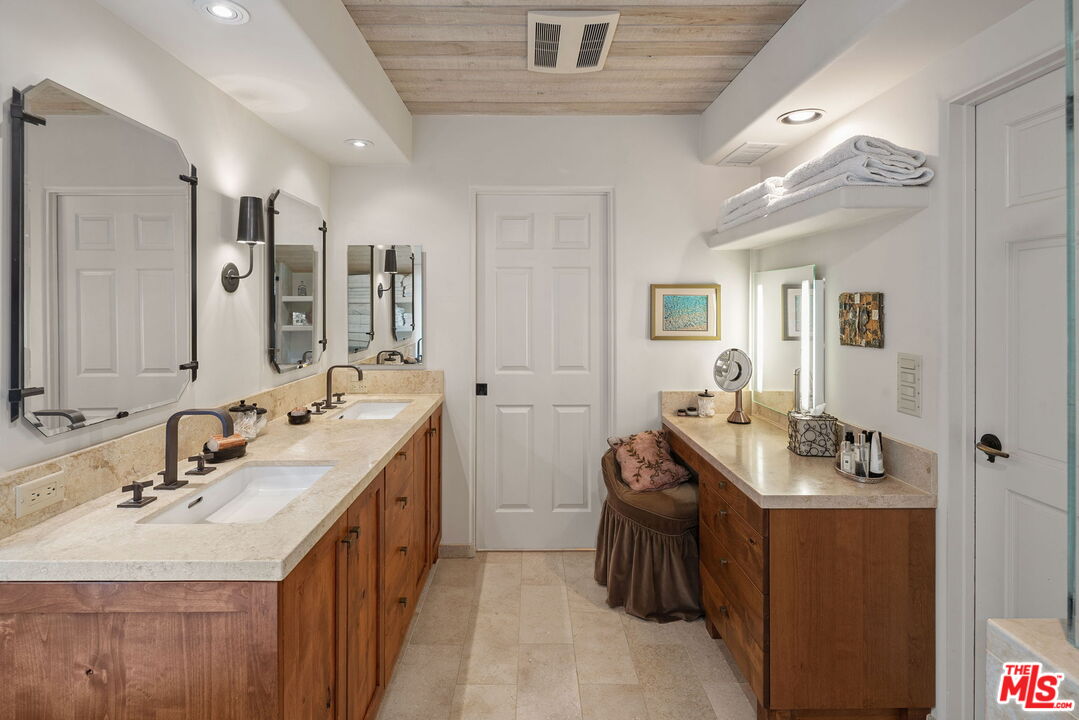 3859 Mandeville Canyon Rd