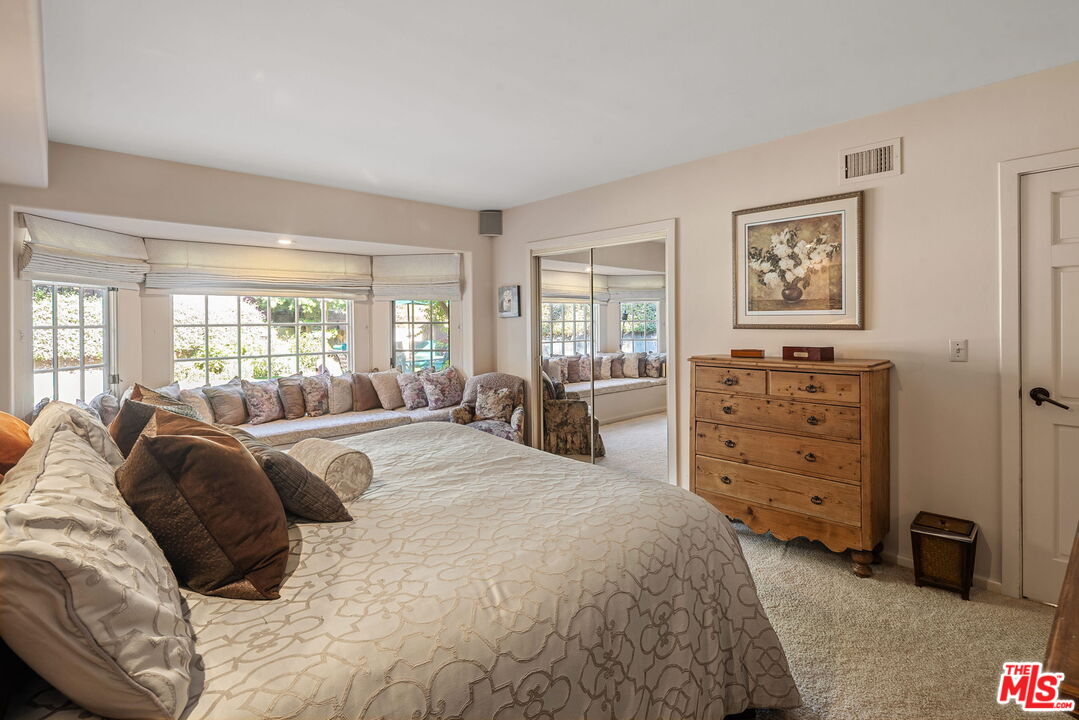 3859 Mandeville Canyon Rd