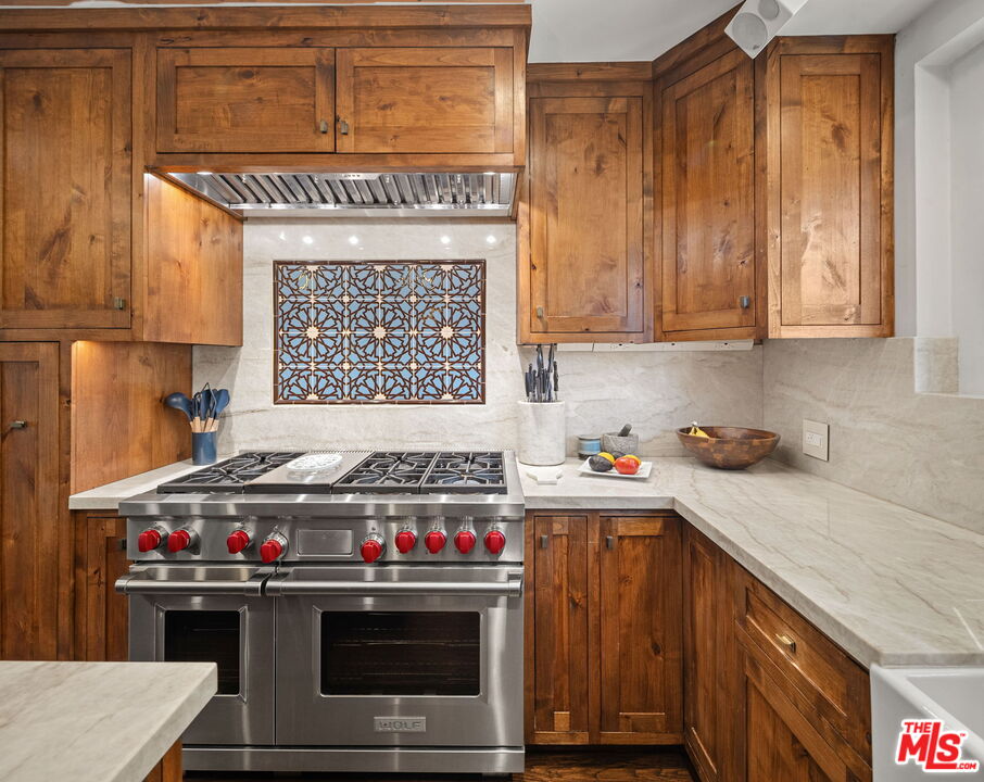 3859 Mandeville Canyon Rd