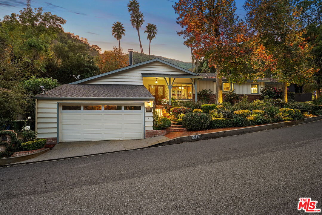 3859 Mandeville Canyon Rd