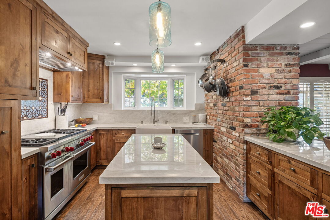 3859 Mandeville Canyon Rd