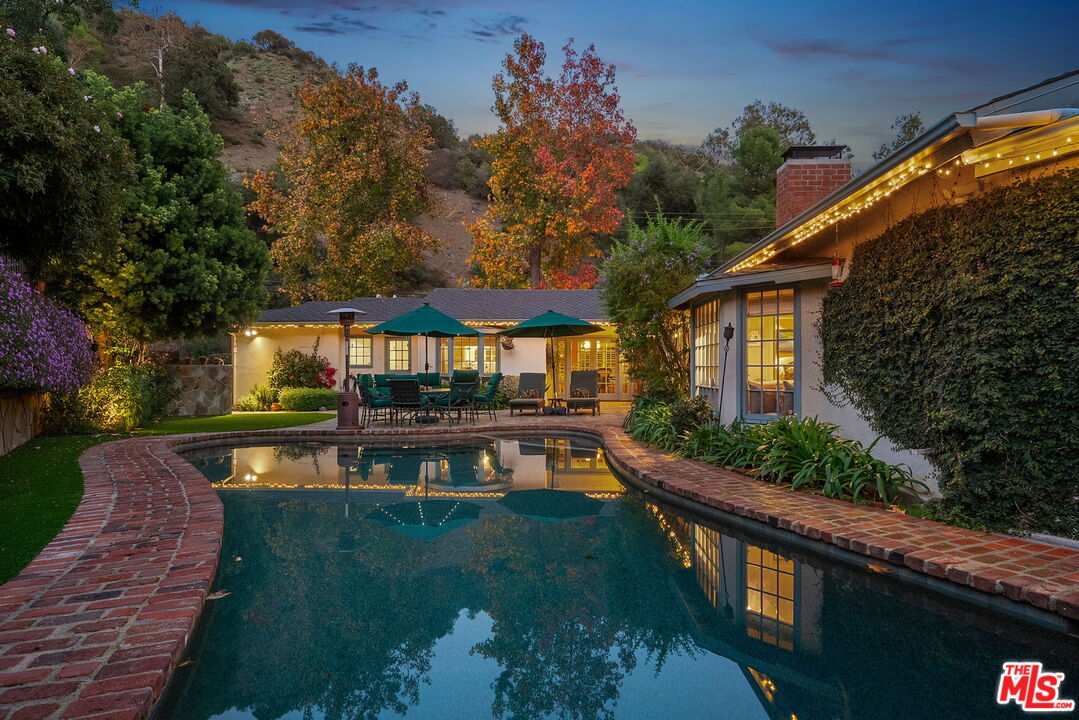 3859 Mandeville Canyon Rd