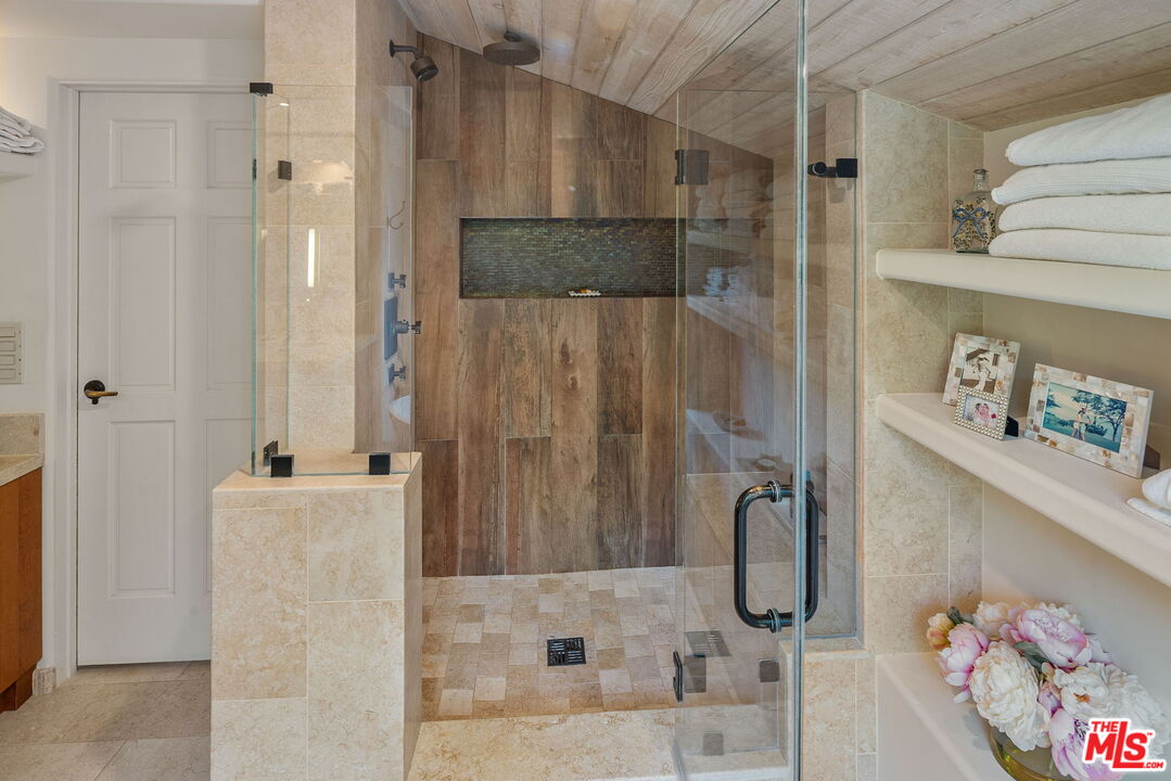 3859 Mandeville Canyon Rd