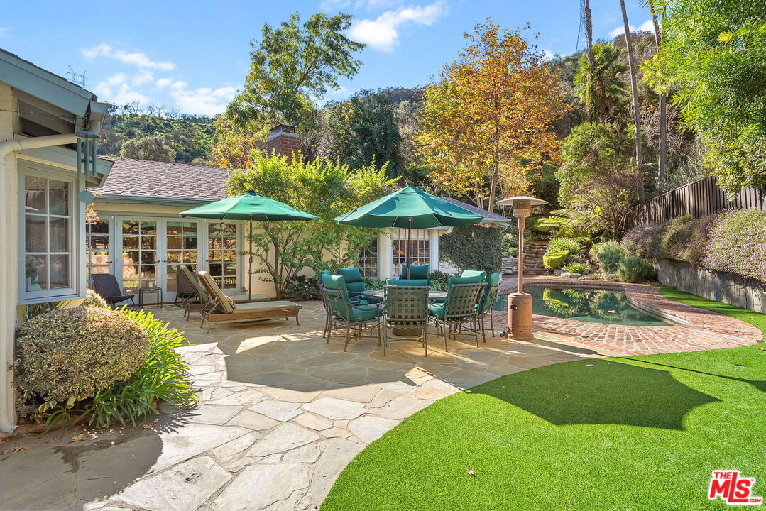 3859 Mandeville Canyon Rd