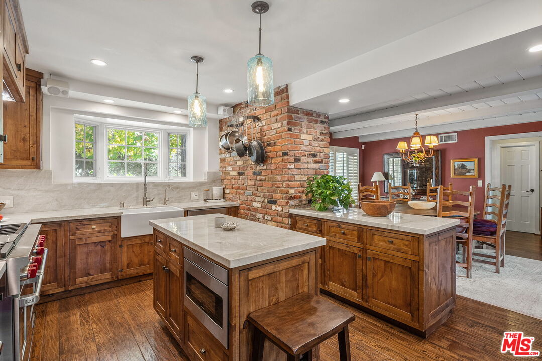 3859 Mandeville Canyon Rd