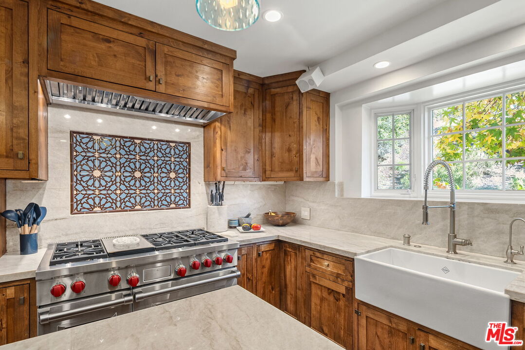 3859 Mandeville Canyon Rd