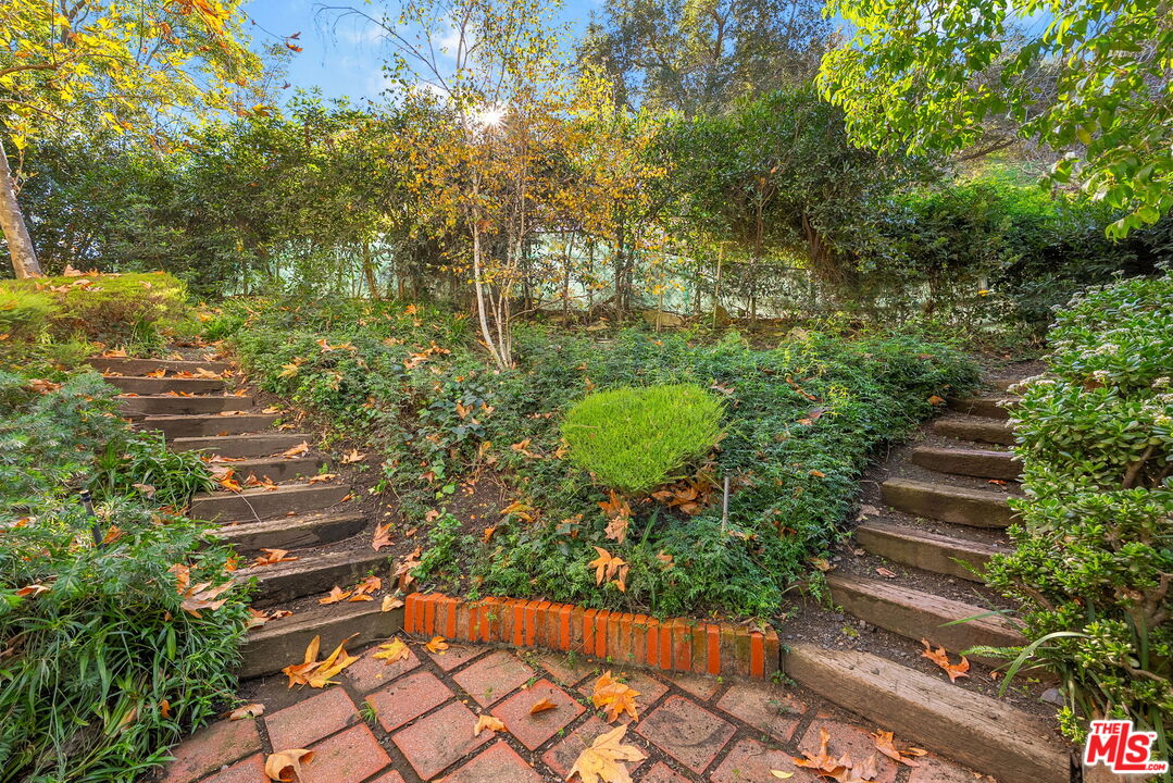 3859 Mandeville Canyon Rd