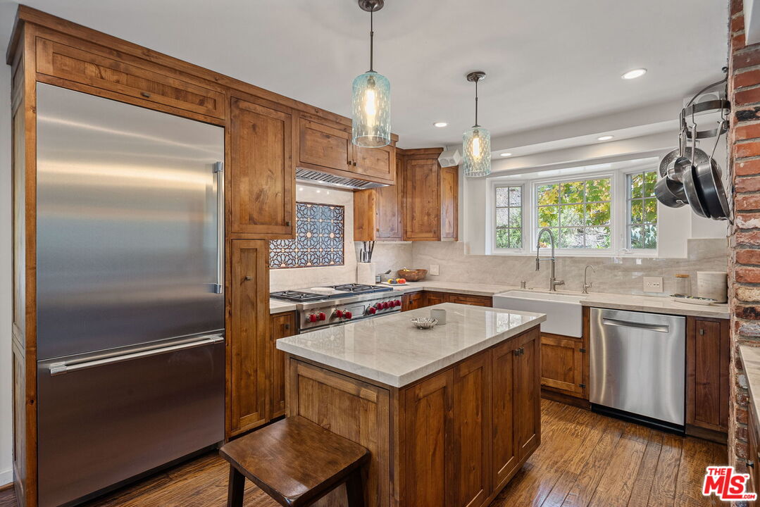 3859 Mandeville Canyon Rd