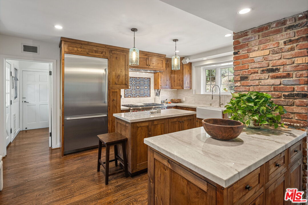 3859 Mandeville Canyon Rd