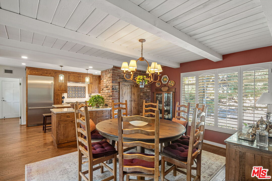 3859 Mandeville Canyon Rd