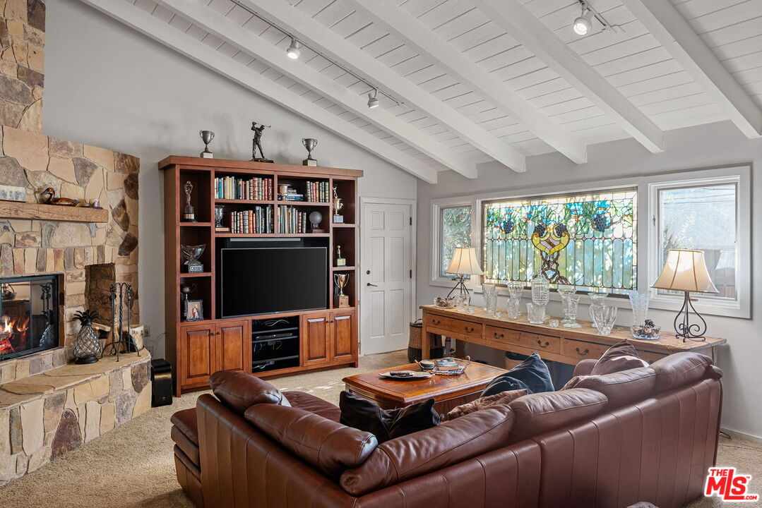 3859 Mandeville Canyon Rd