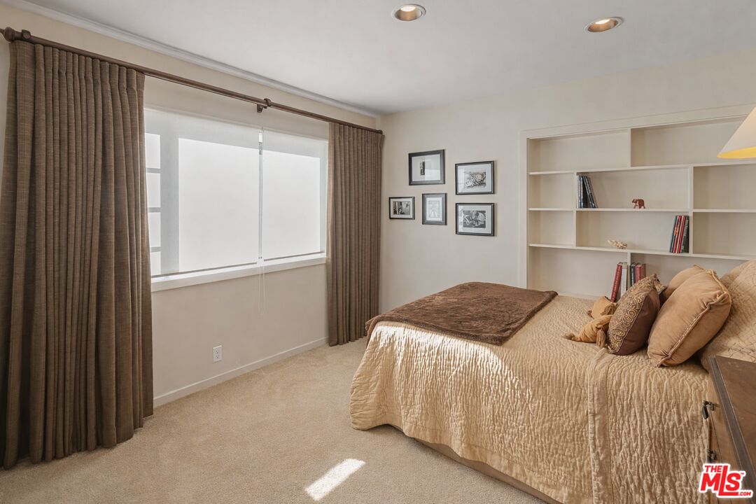 3859 Mandeville Canyon Rd