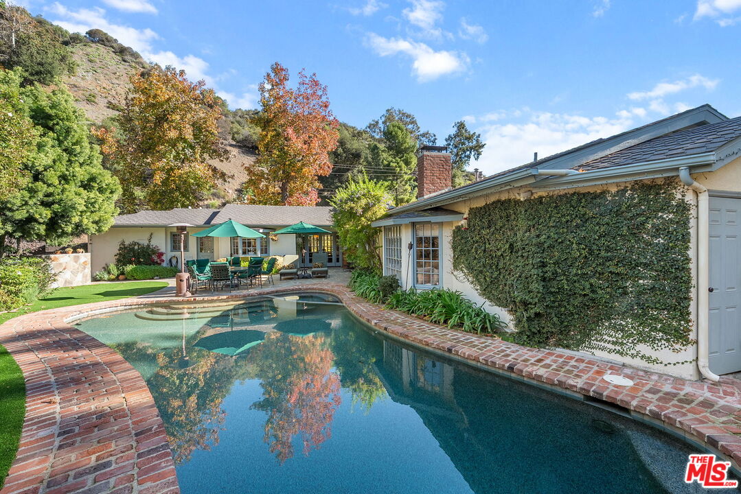 3859 Mandeville Canyon Rd