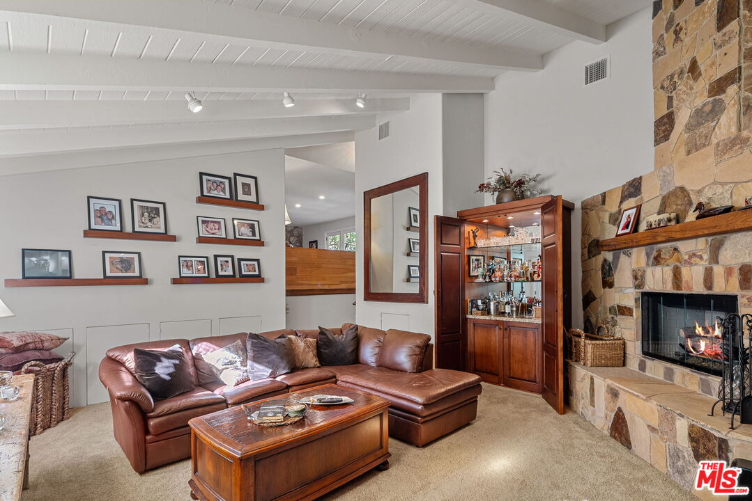 3859 Mandeville Canyon Rd