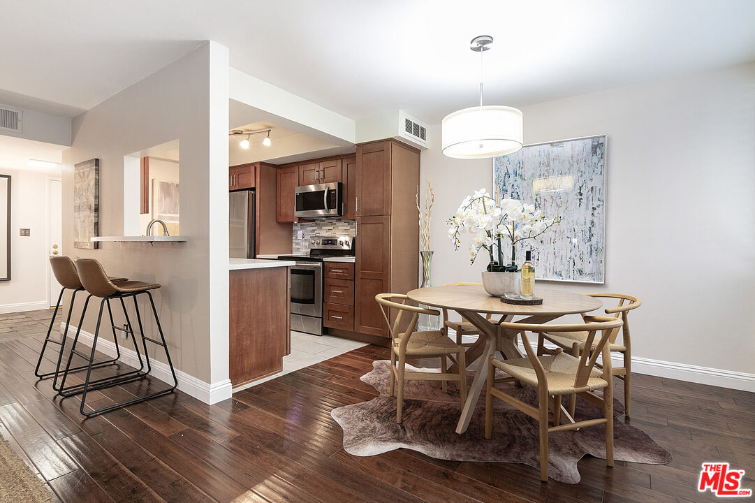 1134 Alta Loma Rd Unit: 106