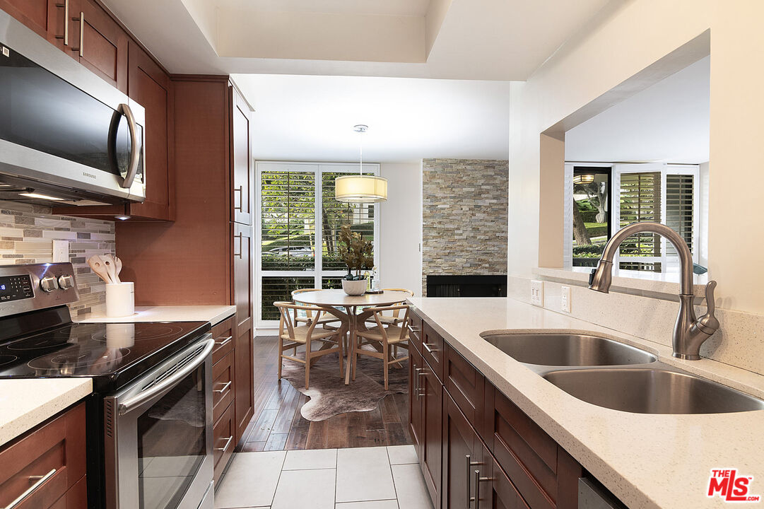 1134 Alta Loma Rd Unit: 106